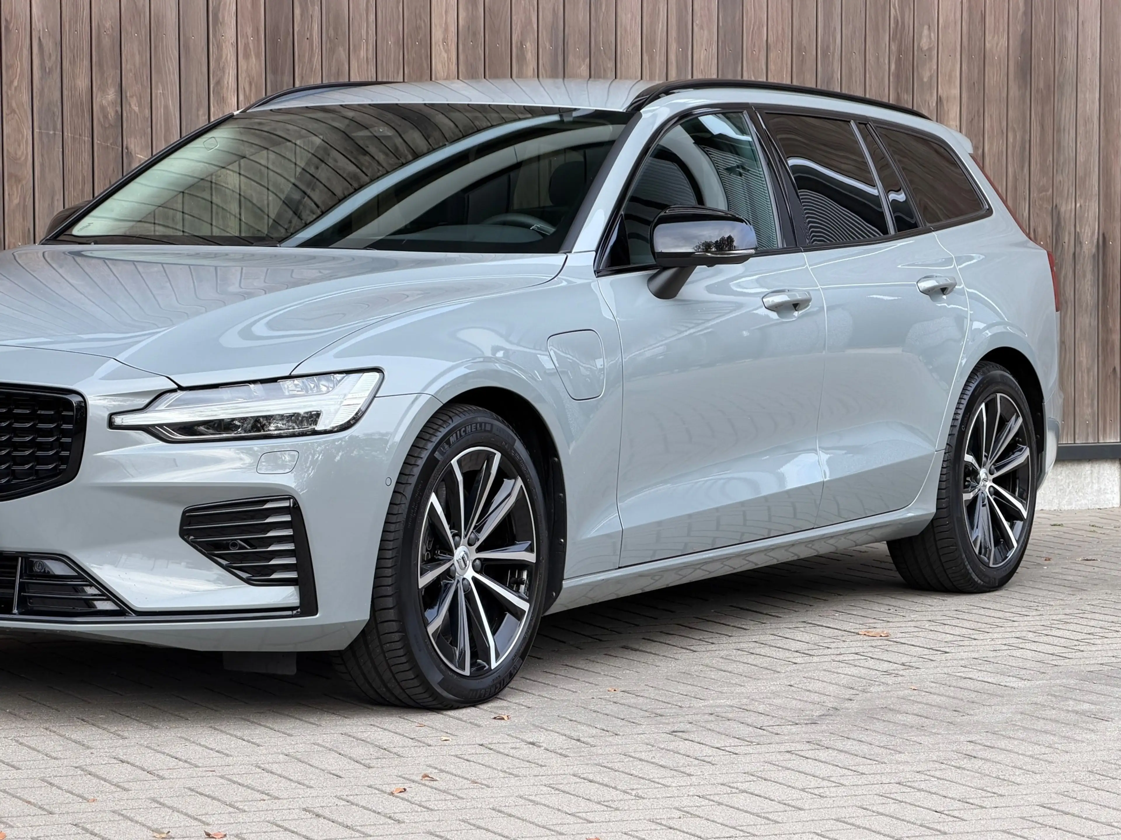 Volvo V60 2.0 T8 Plug-in hybrid AWD Ultra Dark / 360 Camera — photo 3