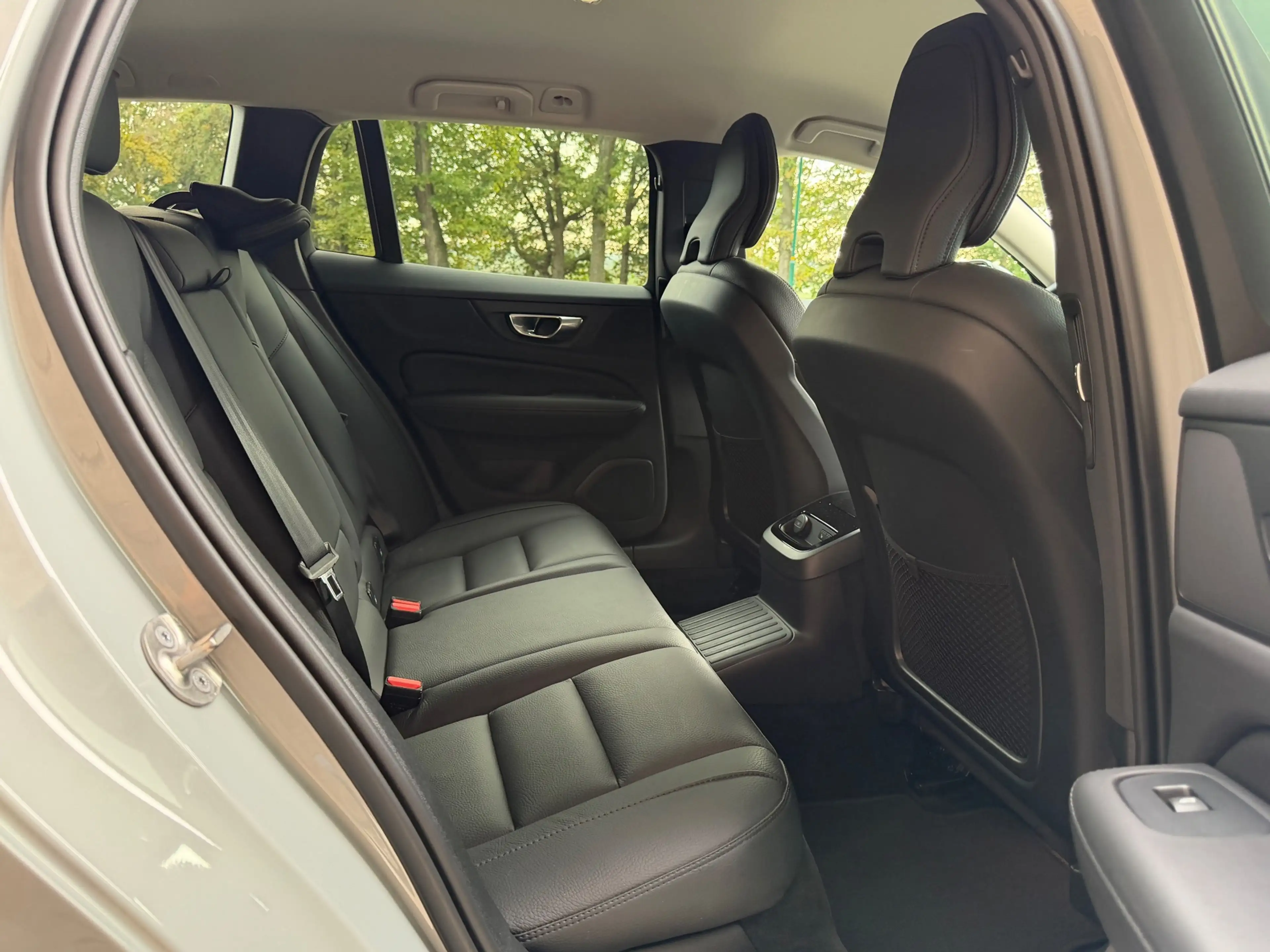 Volvo V60 2.0 T8 Plug-in hybrid AWD Ultra Dark / 360 Camera — photo 16