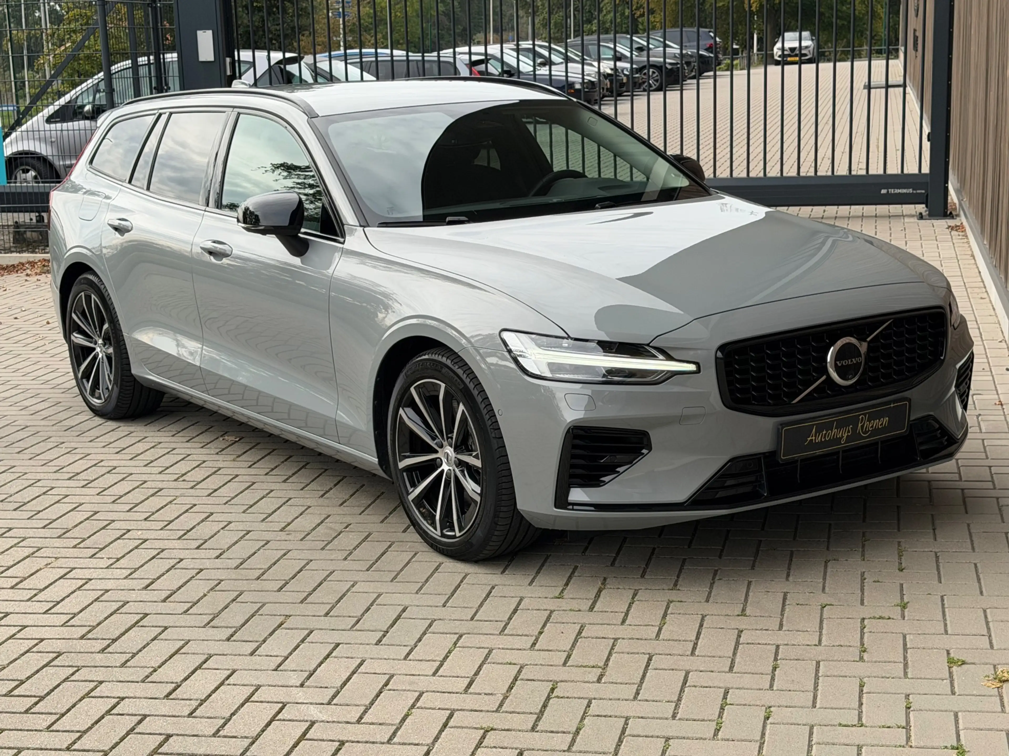 Volvo V60 2.0 T8 Plug-in hybrid AWD Ultra Dark / 360 Camera — photo 41