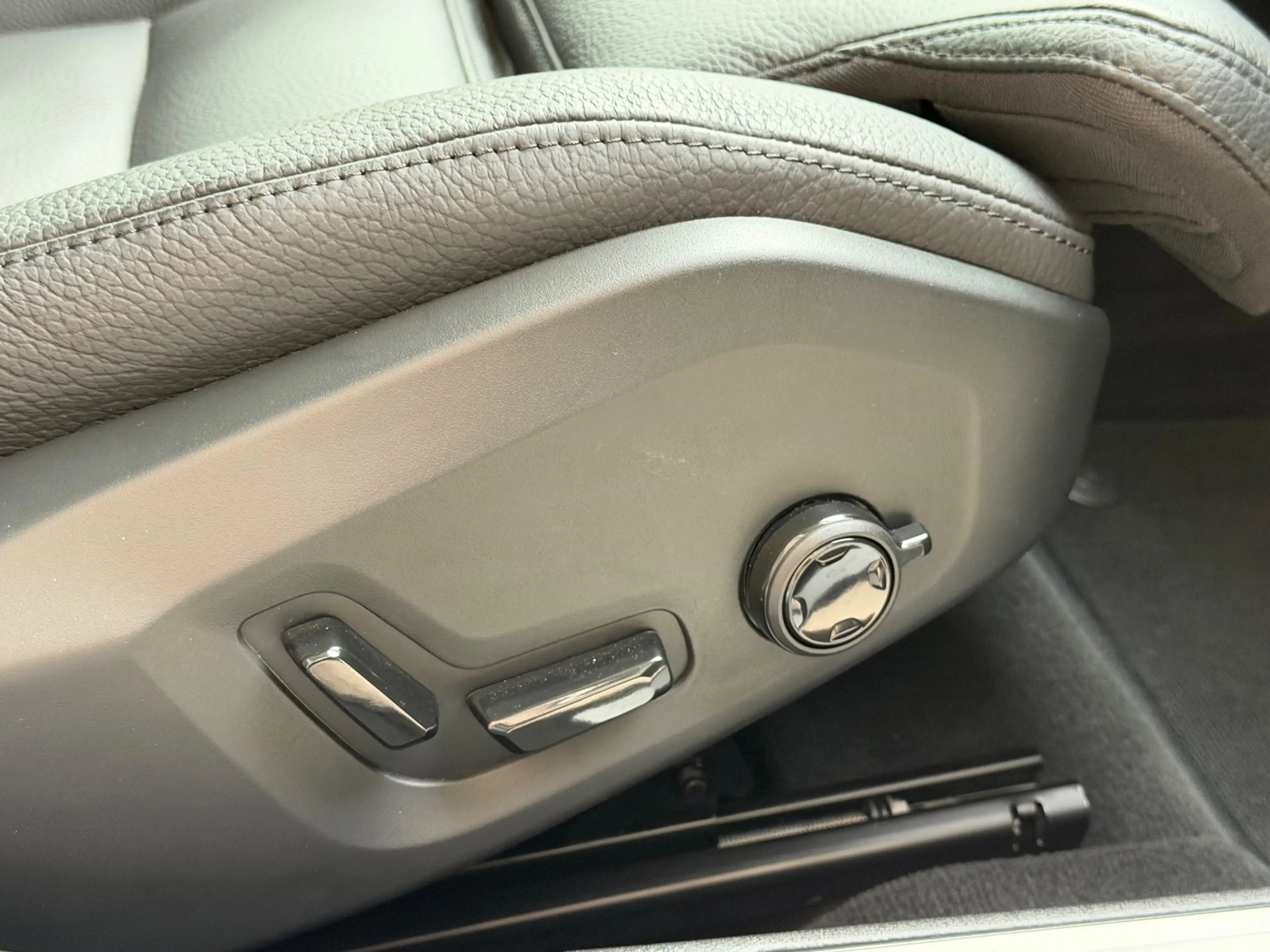 Volvo V60 2.0 T8 Plug-in hybrid AWD Ultra Dark / 360 Camera — photo 12