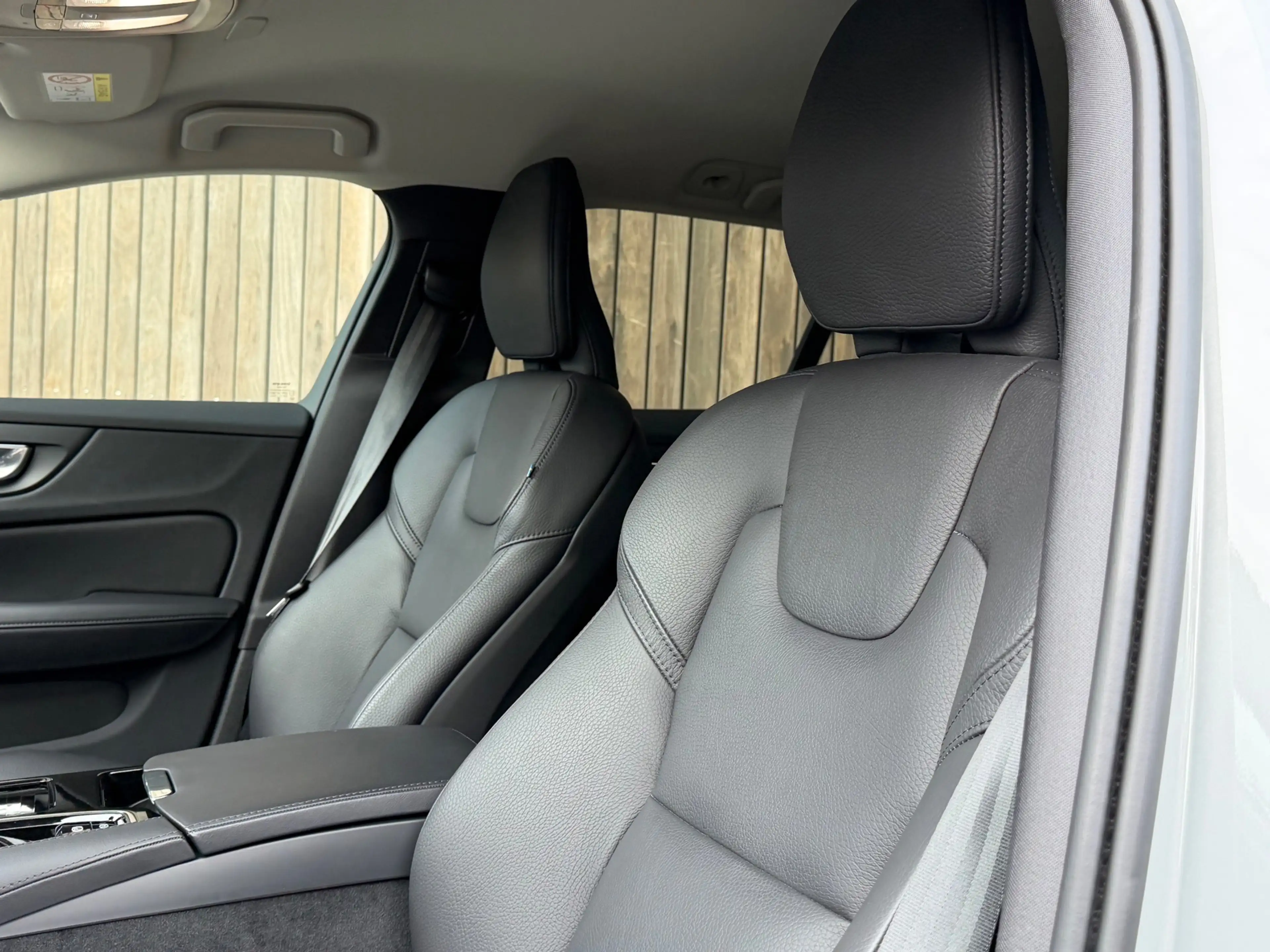 Volvo V60 2.0 T8 Plug-in hybrid AWD Ultra Dark / 360 Camera — photo 23