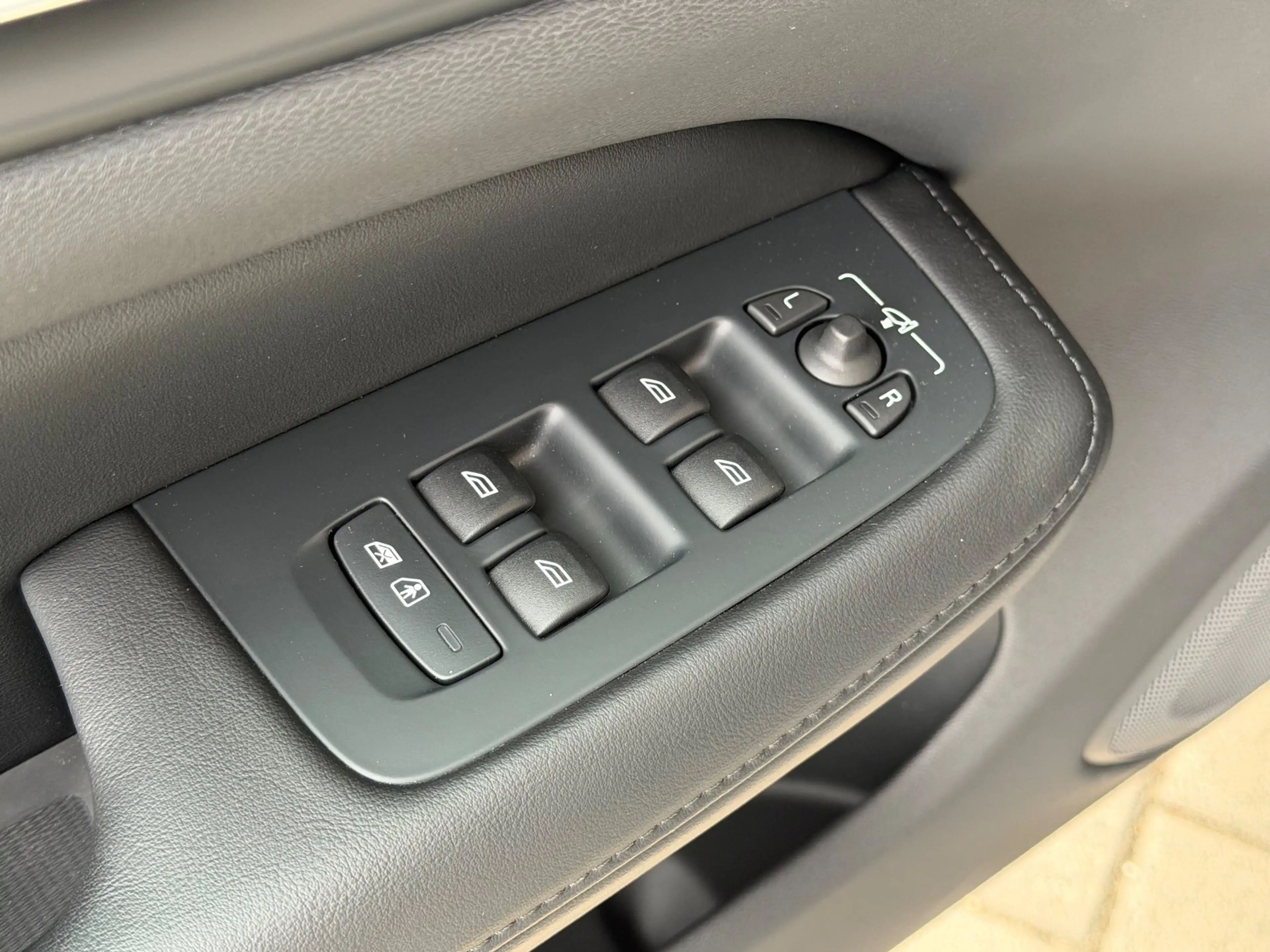 Volvo V60 2.0 T8 Plug-in hybrid AWD Ultra Dark / 360 Camera — photo 19