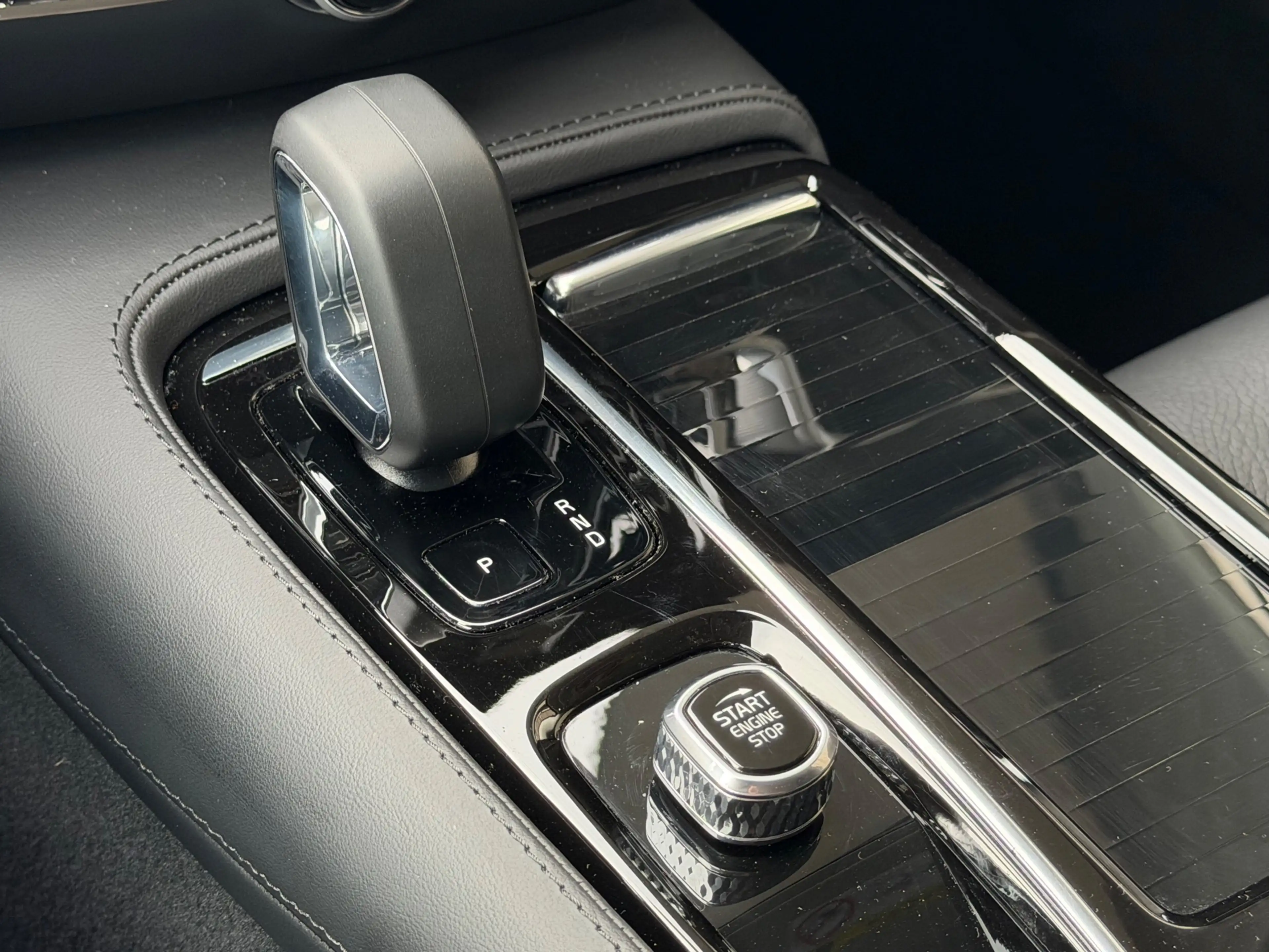 Volvo V60 2.0 T8 Plug-in hybrid AWD Ultra Dark / 360 Camera — photo 33