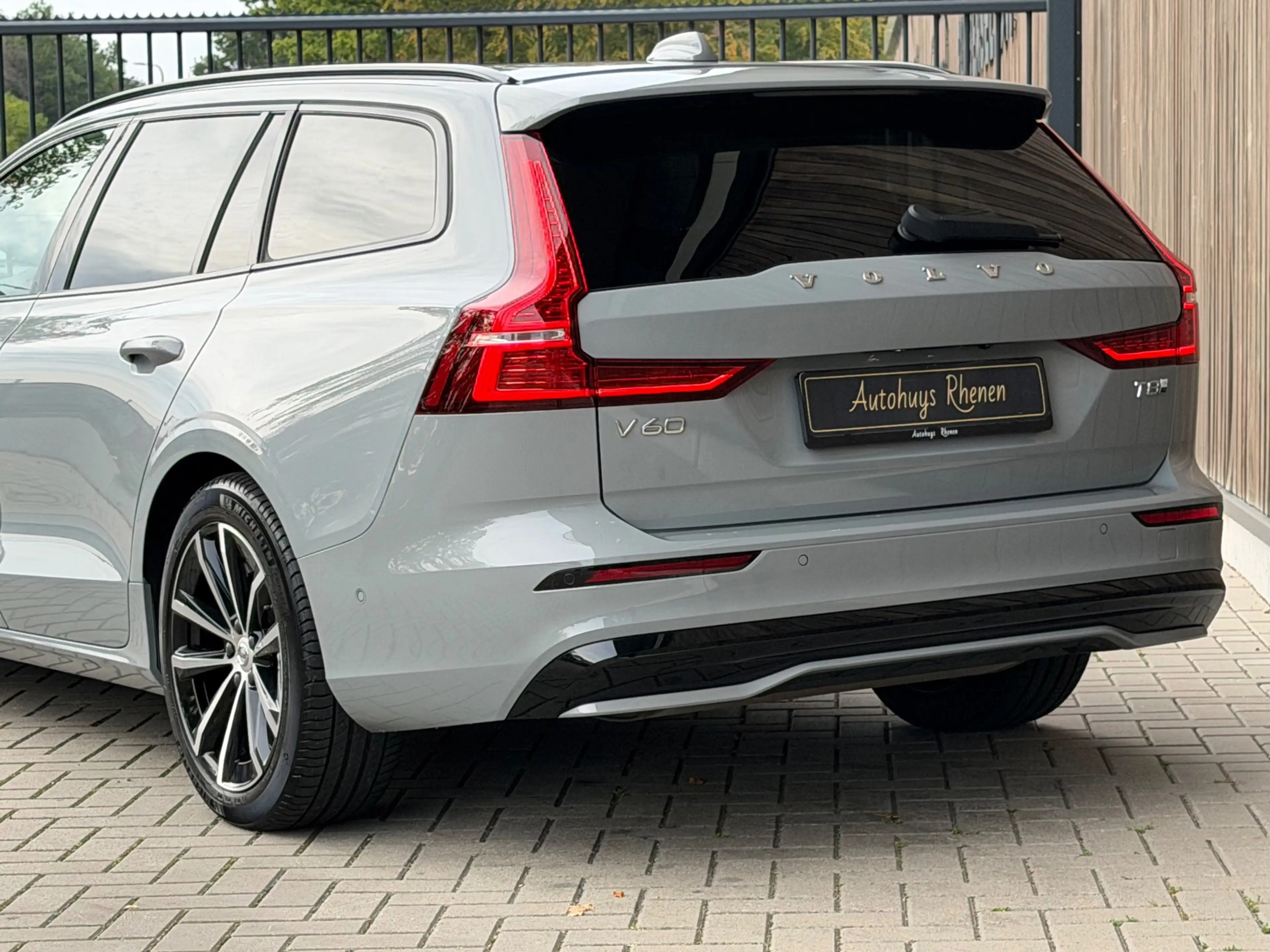 Volvo V60 2.0 T8 Plug-in hybrid AWD Ultra Dark / 360 Camera — photo 8
