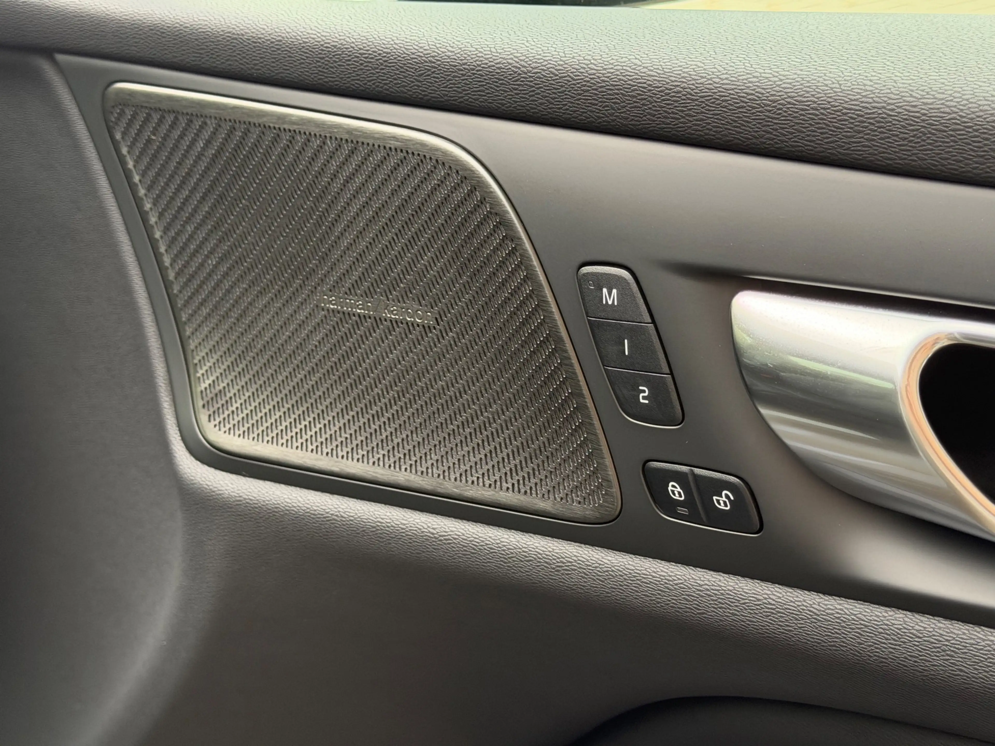 Volvo V60 2.0 T8 Plug-in hybrid AWD Ultra Dark / 360 Camera — photo 15