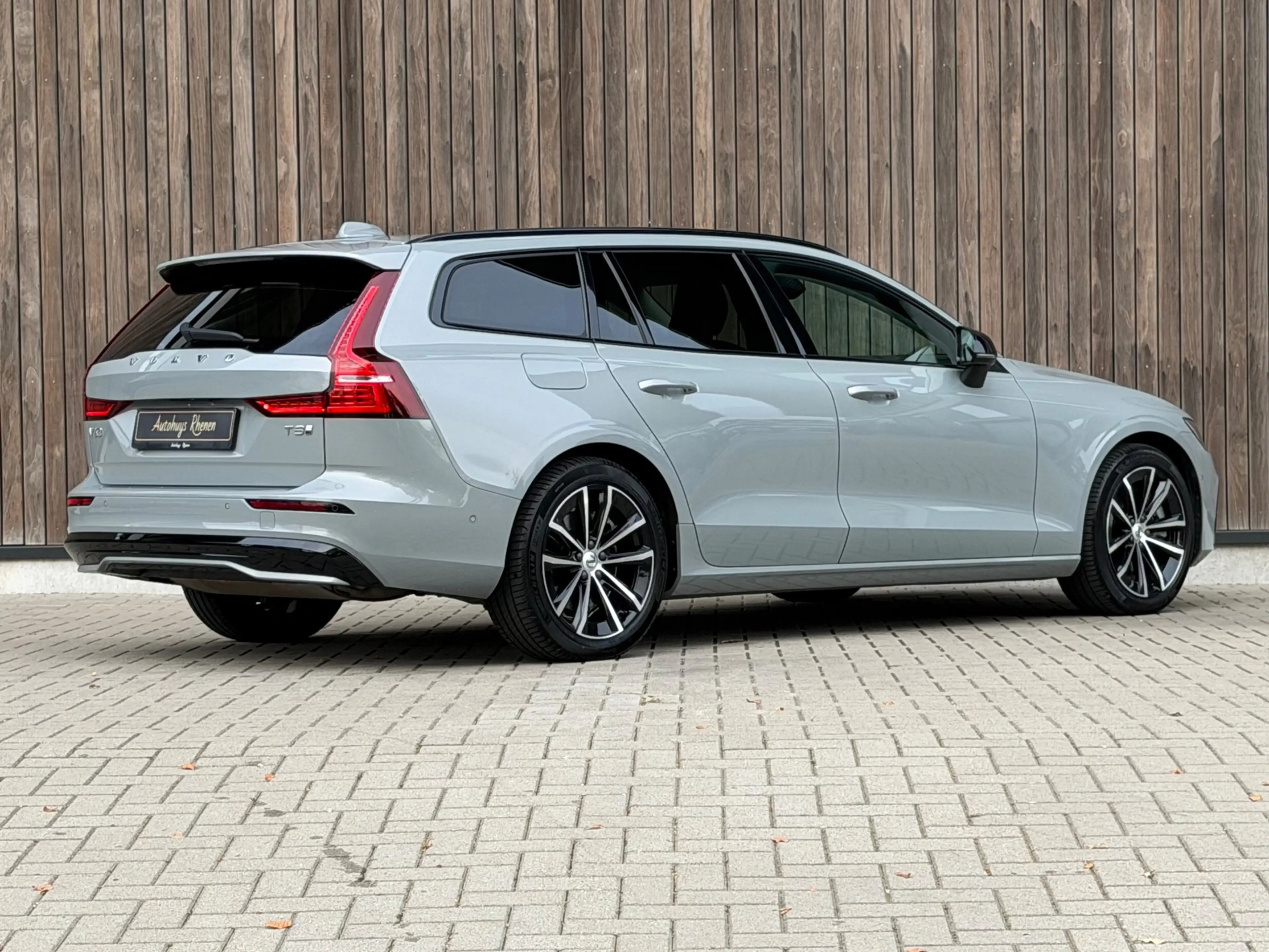 Volvo V60 2.0 T8 Plug-in hybrid AWD Ultra Dark / 360 Camera — photo 34