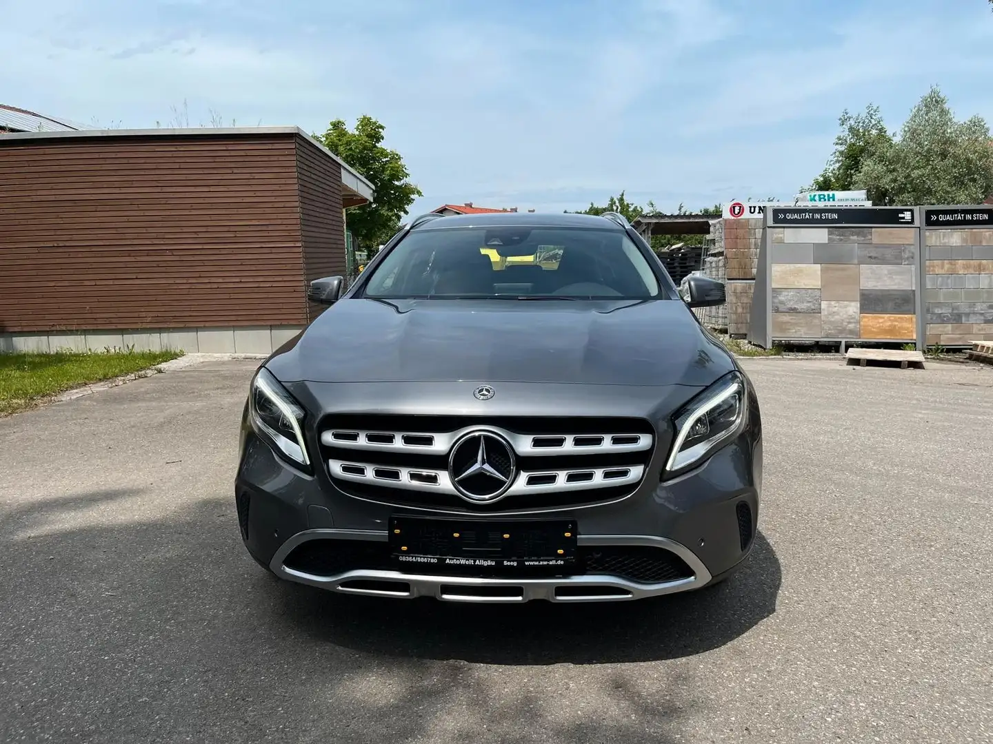Mercedes-Benz GLA 180 Urban / Navi / LED / Sitzheizung Gris - 2