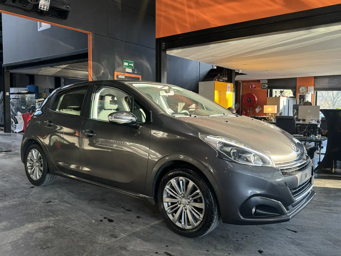 Peugeot 208 1.2i - A/C - MEDIA/TEL/USB/AUX - NAVI - LIM/REG - Grijs - 1
