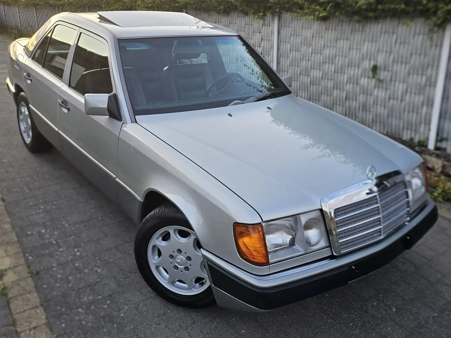 Mercedes-Benz 260 260E w124 - 1