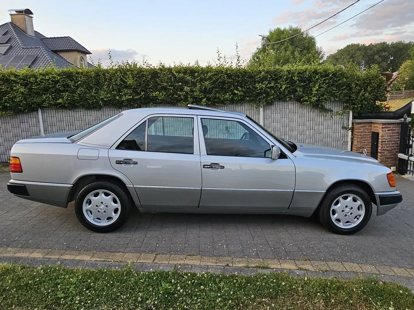 Mercedes-Benz 260 260E w124 - 2