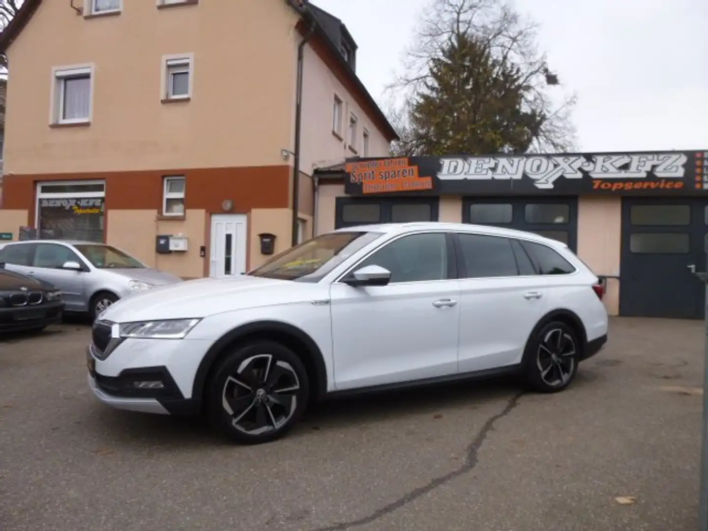 Skoda Octavia Scout DSG AHK LED 1-HAND KeyleesGo dig. Tacho Weiß - 1