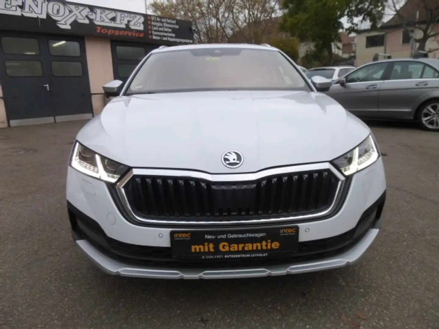 Skoda Octavia Scout DSG AHK LED 1-HAND KeyleesGo dig. Tacho Weiß - 2