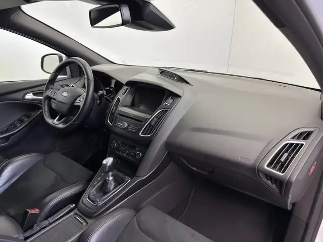 Ford Focus view 12