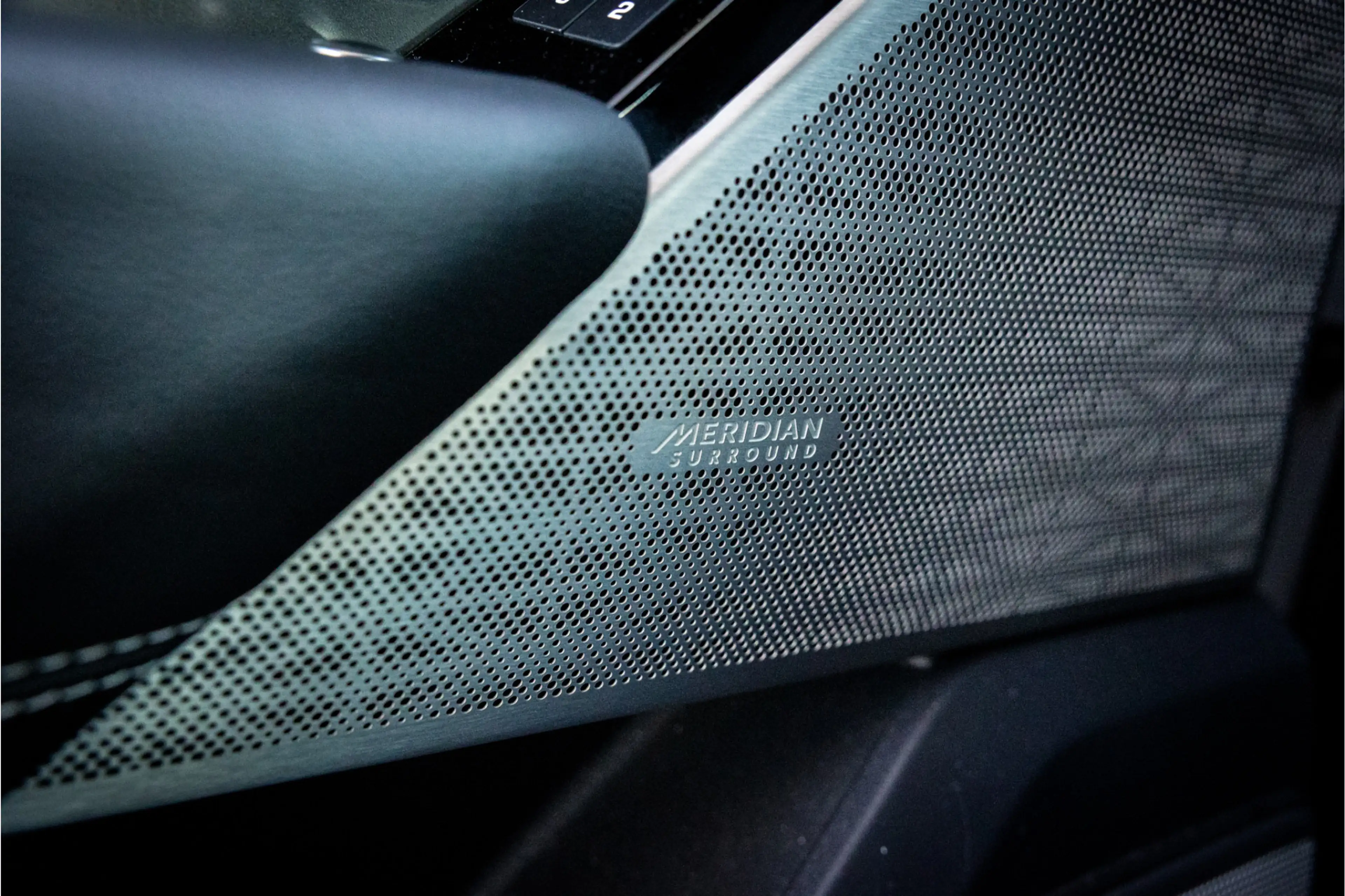 Land Rover Range Rover Velar 2.0 P400e SE Meridian Surround 360 Camera — photo 11