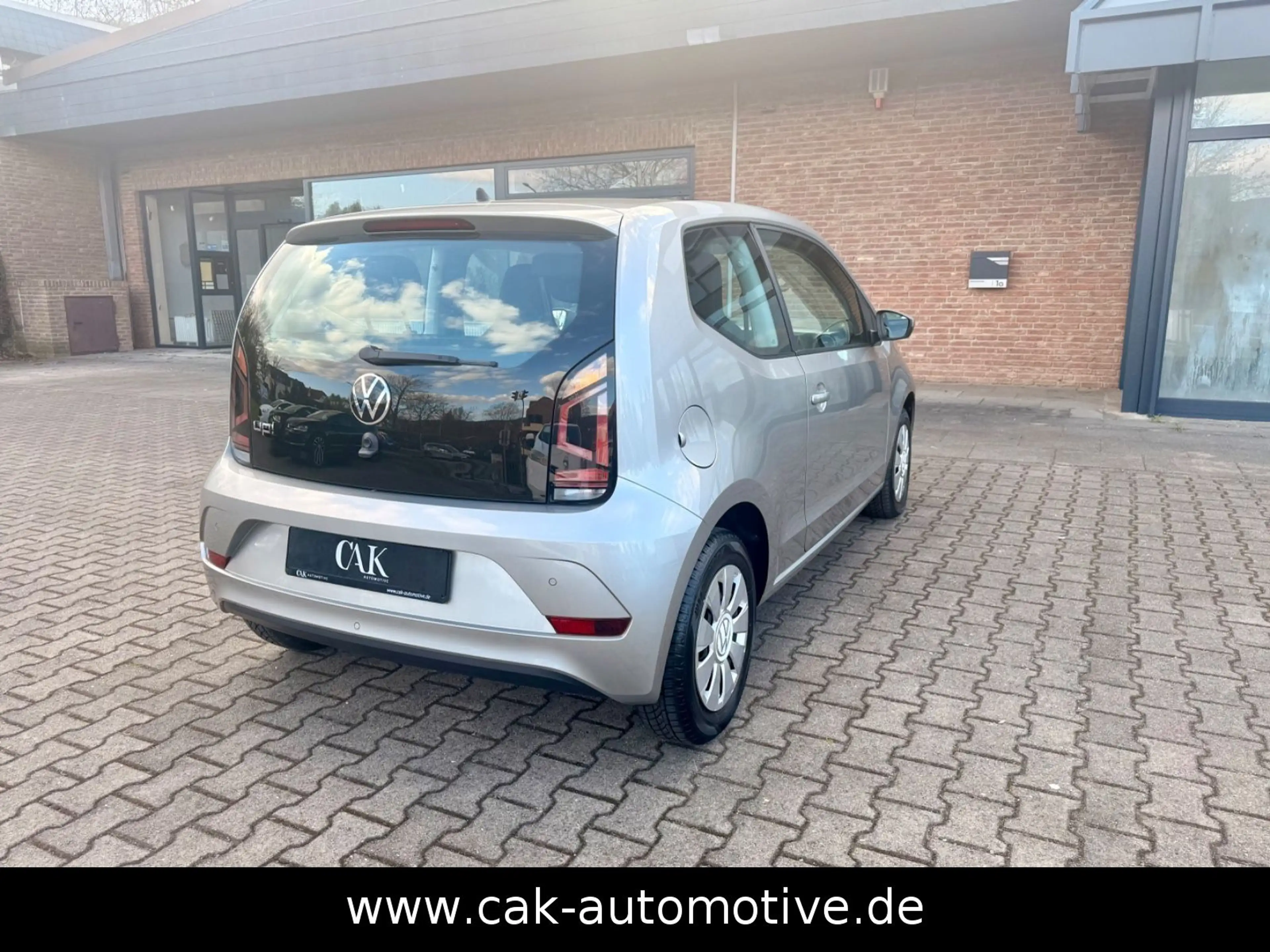 Volkswagen up! Basis / 1.Hand — photo 2