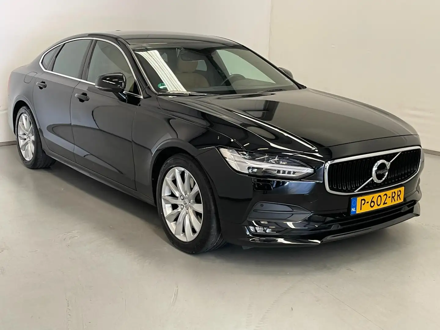 Volvo S90 2.0 T4 Inscription / Navi / ACC / Leder / Spotify Black - 2
