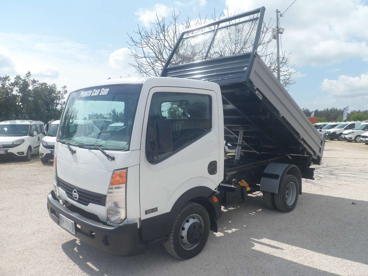 Nissan Cabstar ribaltabile trilaterale