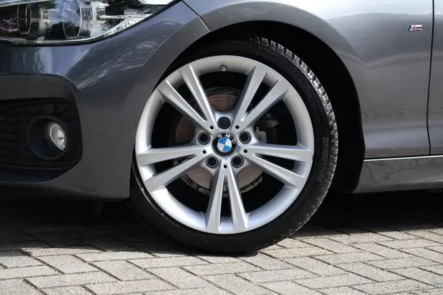 BMW 1 Series view 4