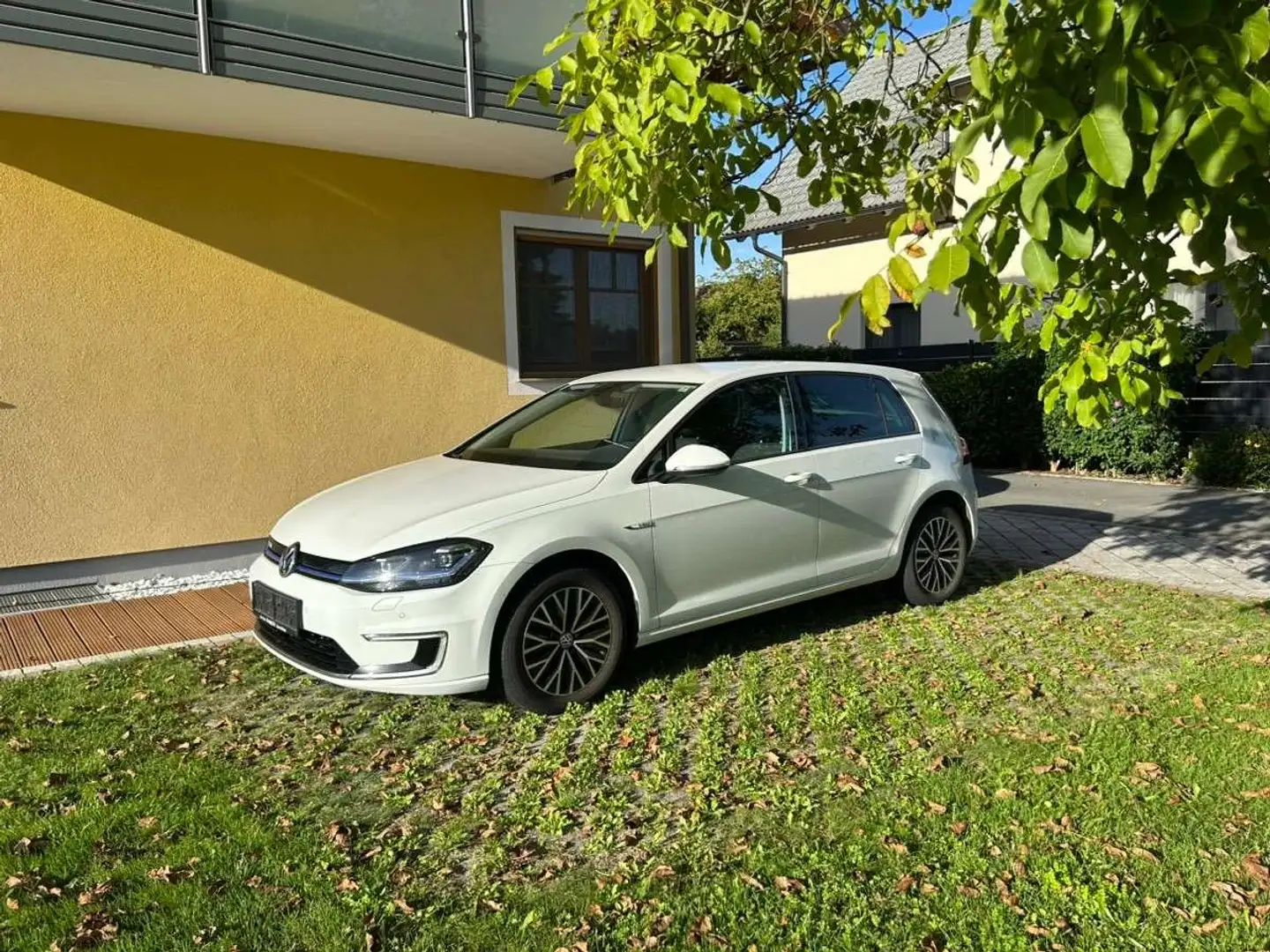 Volkswagen e-Golf e-Golf 35,8kWh (mit Batterie) Weiß - 1