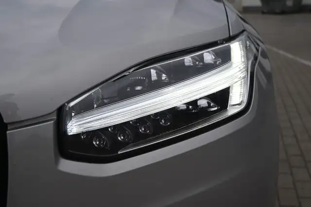 Volvo XC90 view 10