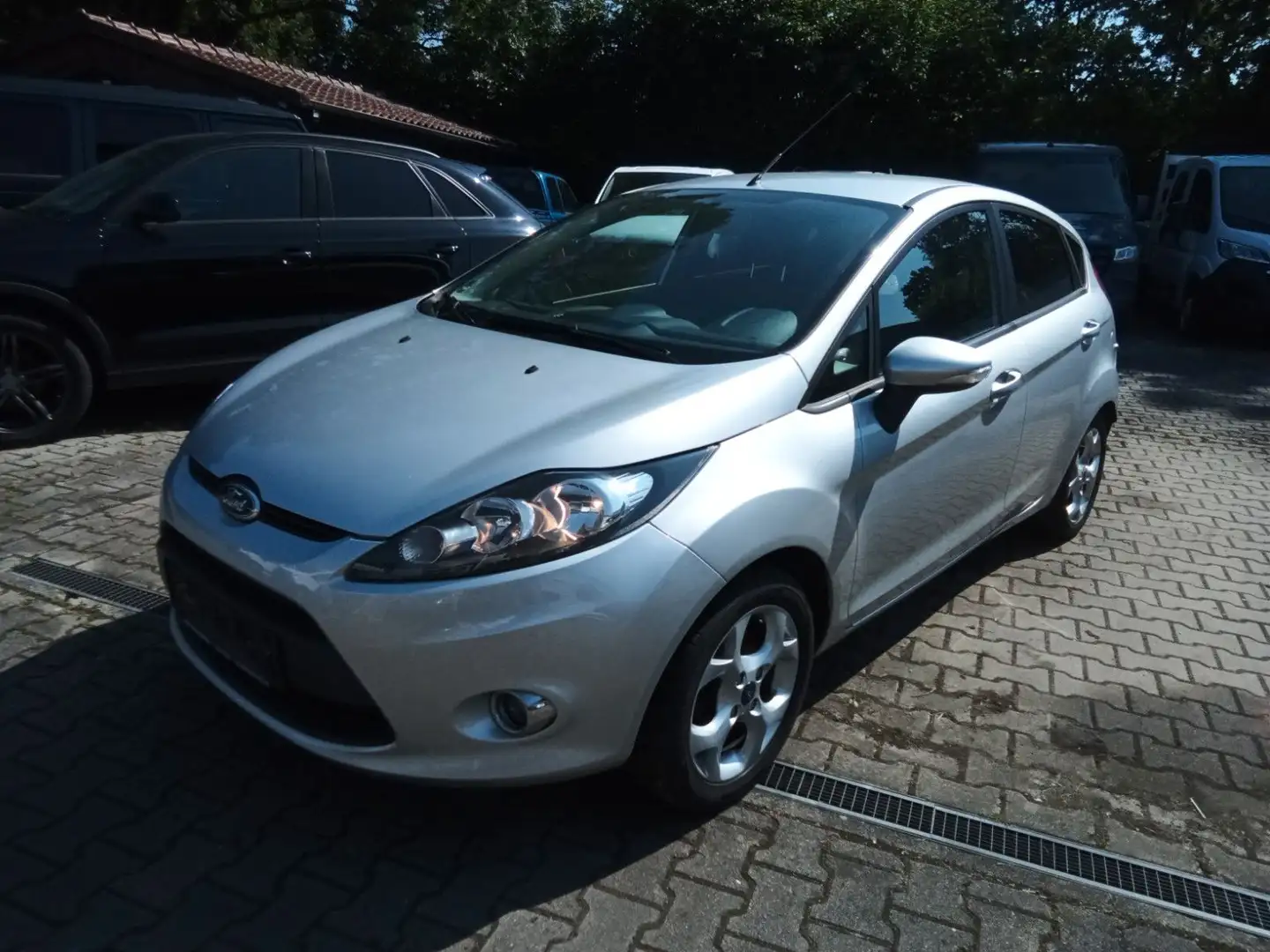 Ford Fiesta Trend 1,2 5-trg./Klima/8-fach/AHK Silber - 1