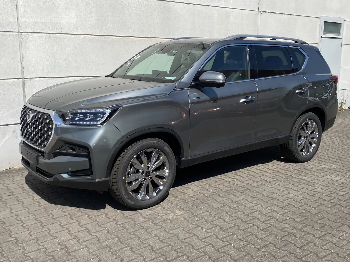 SsangYong Rexton 2,2 E-XDI 4WD 8AT MY25  Lux 3.5t AHL GSD ACC 360Ka Grau - 2