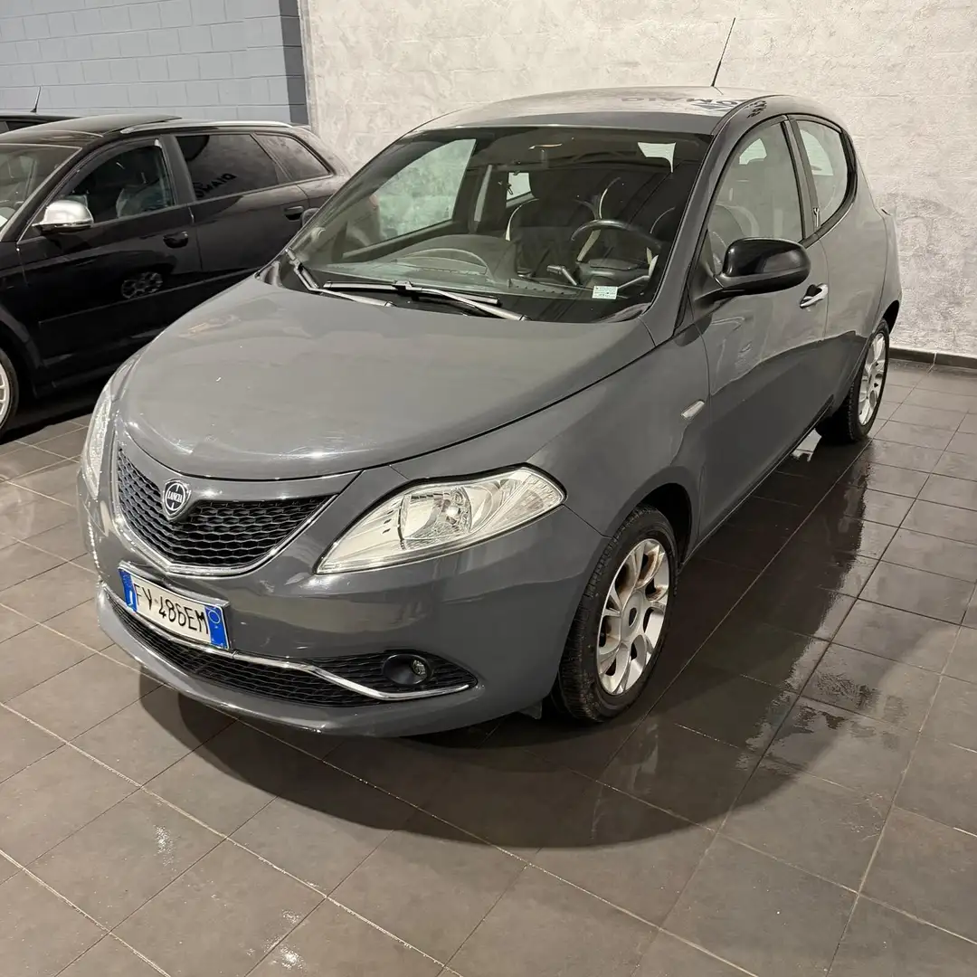 Lancia Ypsilon 0.9 BENZINA EURO 6 NEOPATENTATI AUTOMATICA Grigio - 2