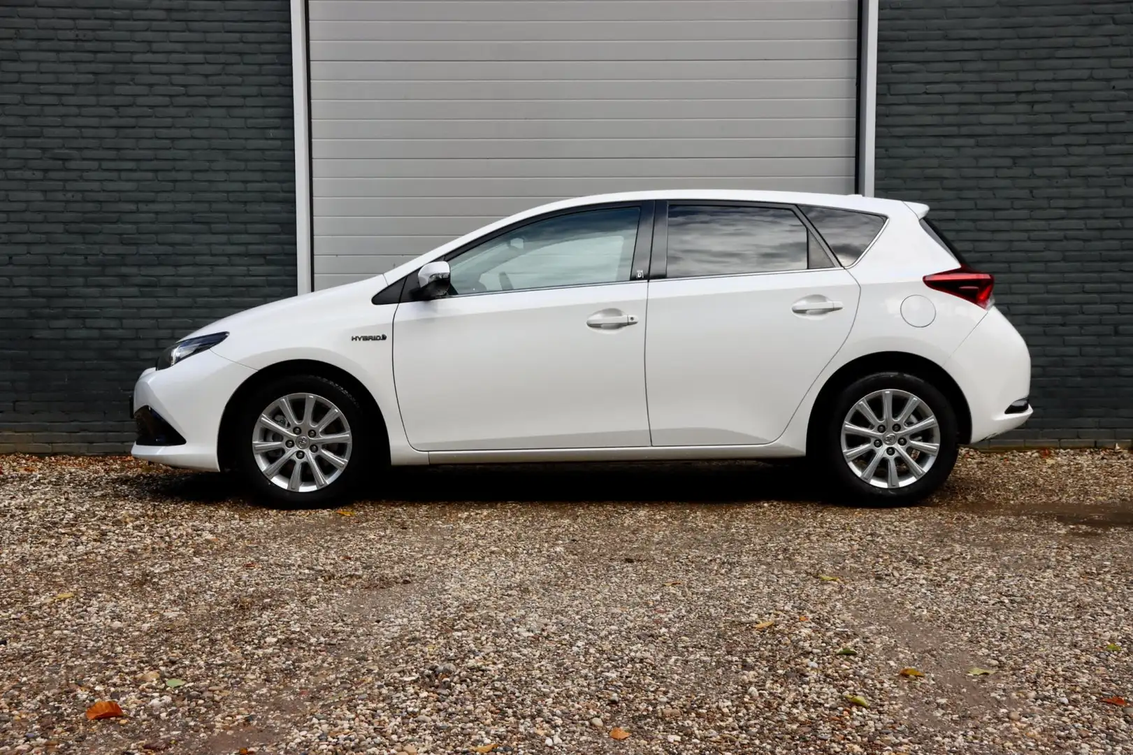 Toyota Auris 1.8 Hybrid | CAMERA | STOELVERWARMING | CRUISE CON Wit - 2