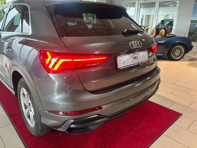 Audi Q3 view 4