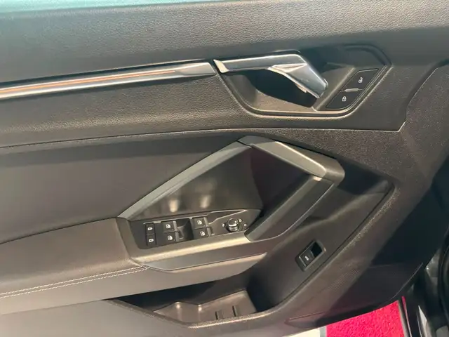 Audi Q3 view 15