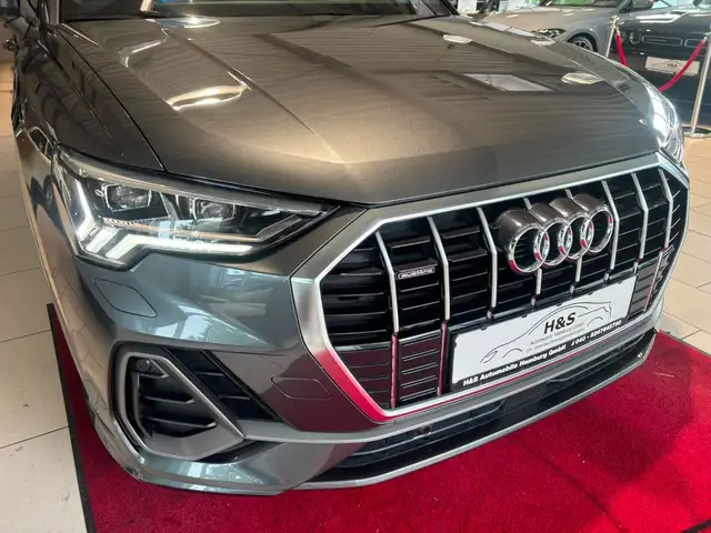 Audi Q3 view 9