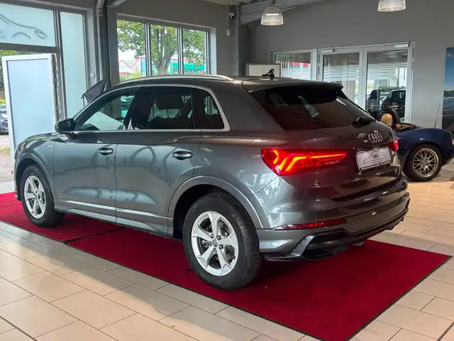 Audi Q3 view 3