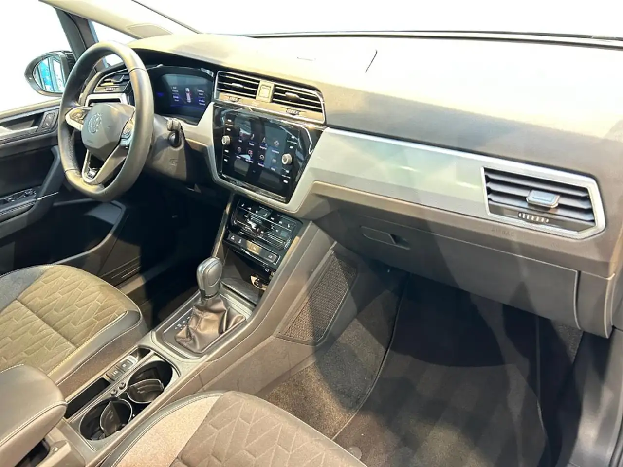 Volkswagen Touran 2.0 TDI Comfortline Fahrassist+Pano+SHD 4