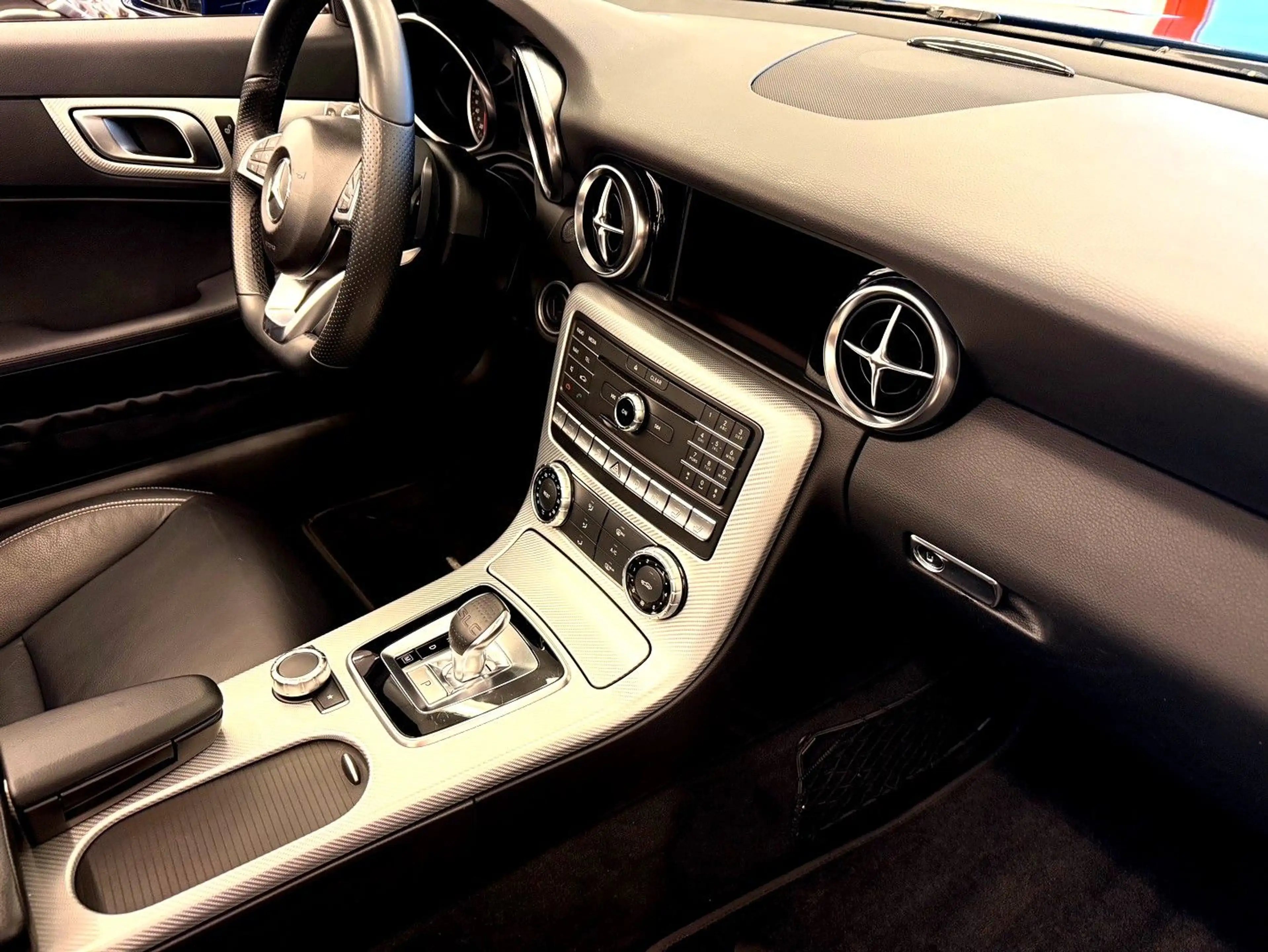 Mercedes-Benz SLC 200 Roadster Leder Klima Autom LED Airscarf — photo 11