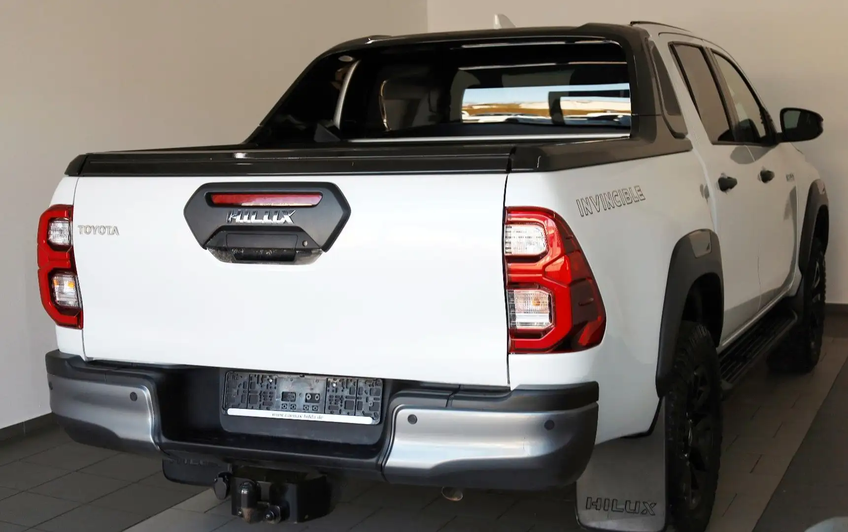 Toyota Hilux 2.8 D-4D 4x4 Invincible Sport,ACC,Rollo el Blanco - 2
