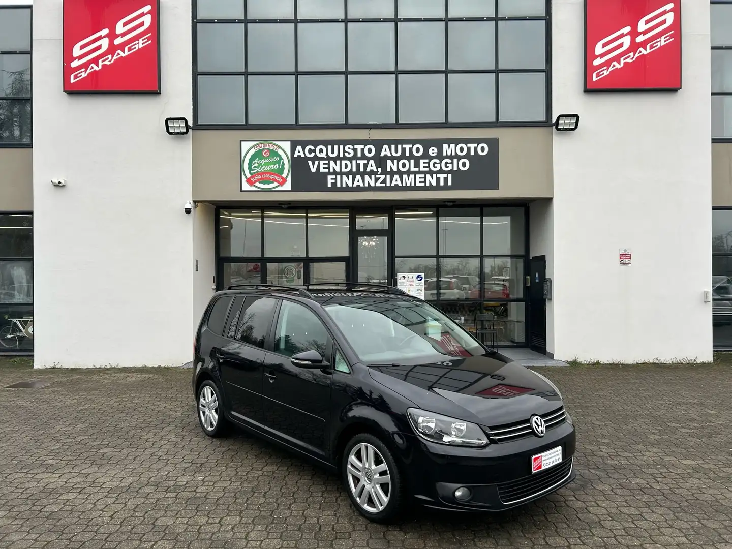 Volkswagen Touran Touran 1.6 tdi Comfortline crna - 1