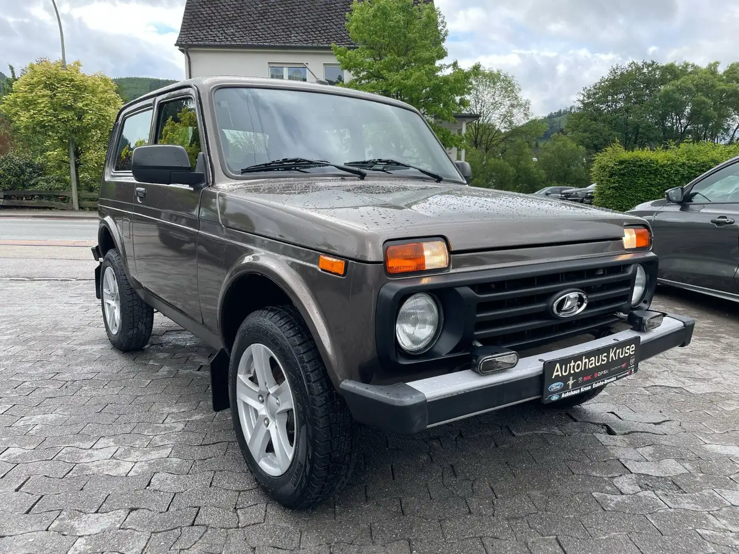 Lada Niva Legend 4x4 1,7 Ltr. 8V   61 kW (83PS) Marrón - 2