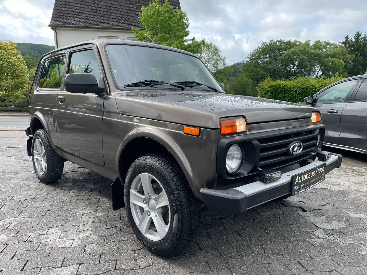 Lada Niva Legend 4x4 1,7 Ltr. 8V   61 kW (83PS) Marrón - 1