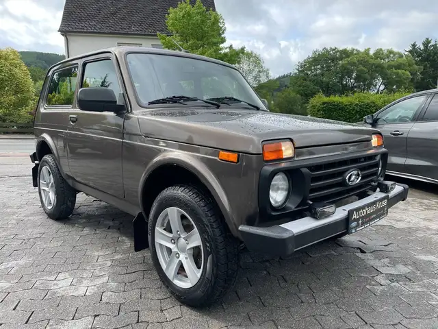 Lada Niva Legend 4x4 1,7 Ltr. 8V   61 kW (83PS)