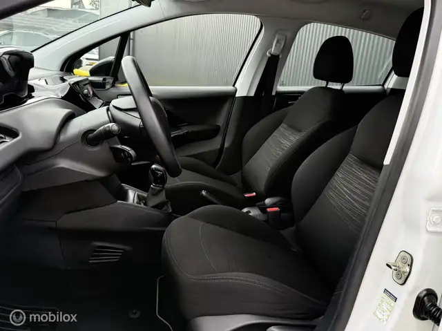 Peugeot 208 view 4