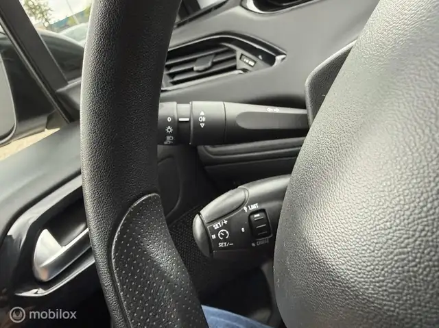 Peugeot 208 view 17