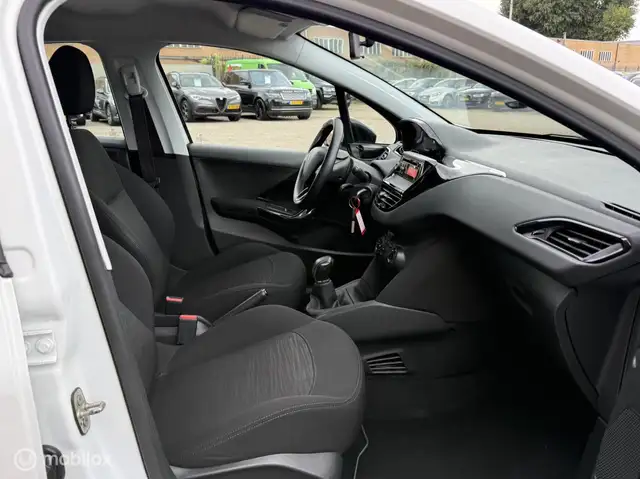 Peugeot 208 view 14