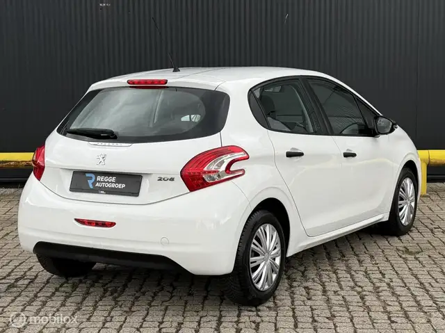 Peugeot 208 view 3
