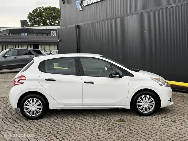 Peugeot 208 view 9