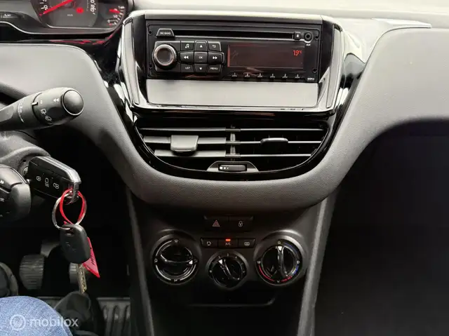 Peugeot 208 view 16