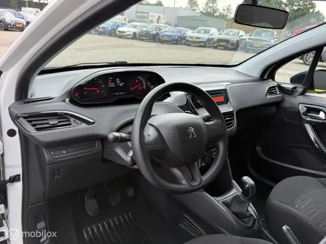 Peugeot 208 view 11