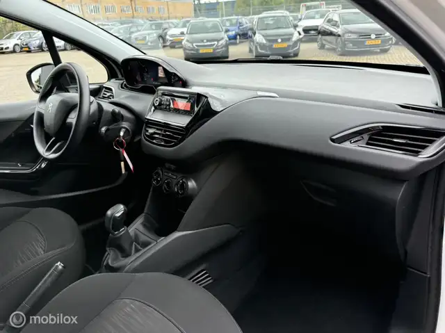 Peugeot 208 view 13