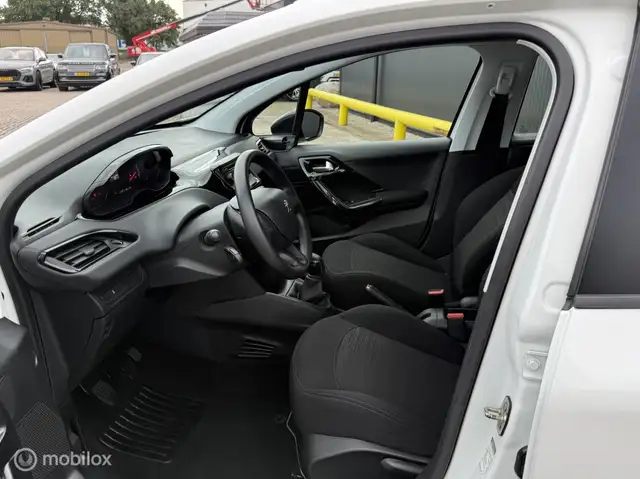 Peugeot 208 view 10