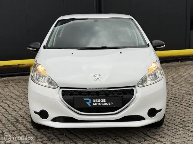 Peugeot 208 view 5
