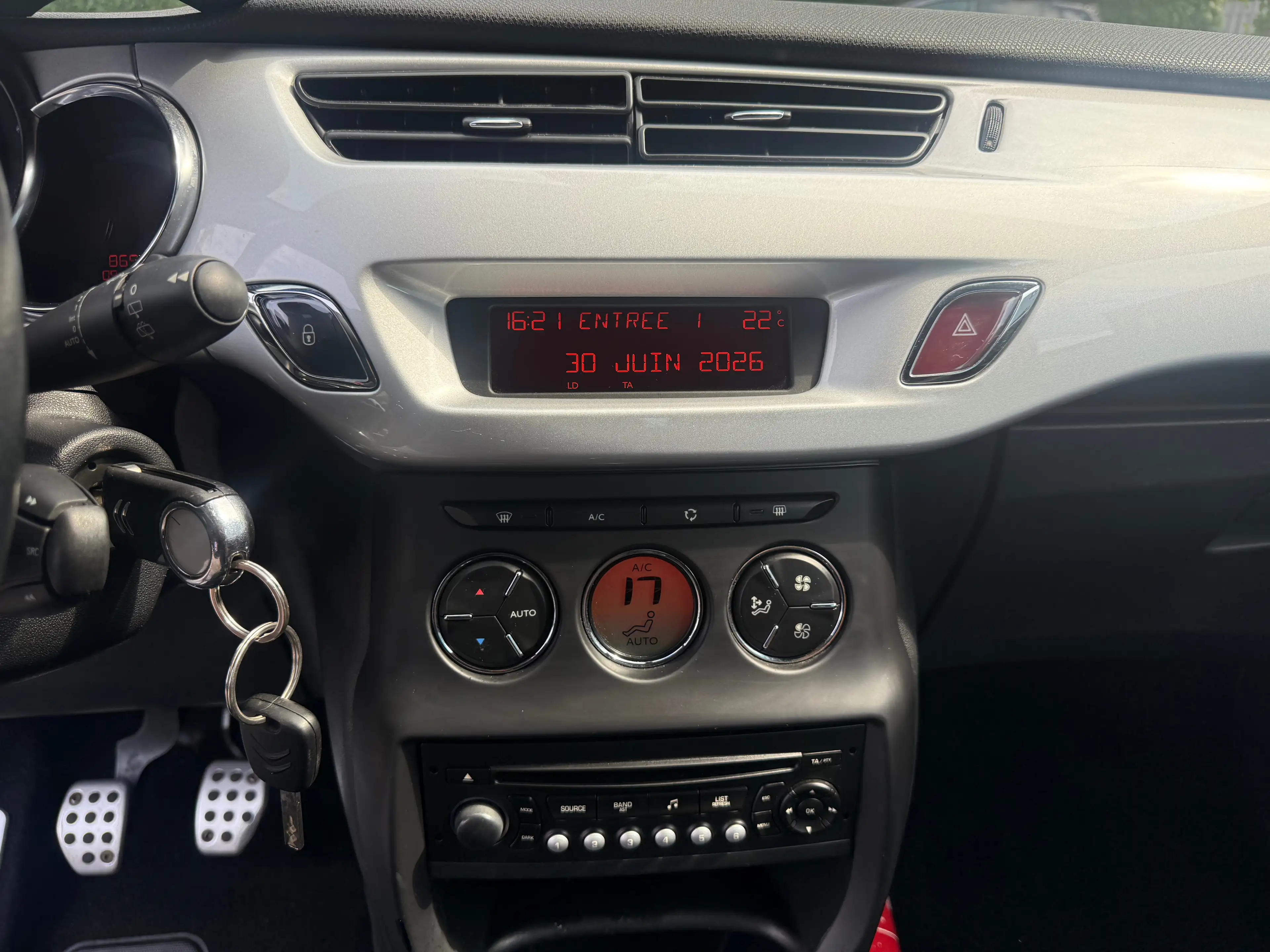 Citroen DS3 DS 3 1.4 HDi Chic CLIM AUTO *** PRÊT A IMMATRICULER *** — photo 10